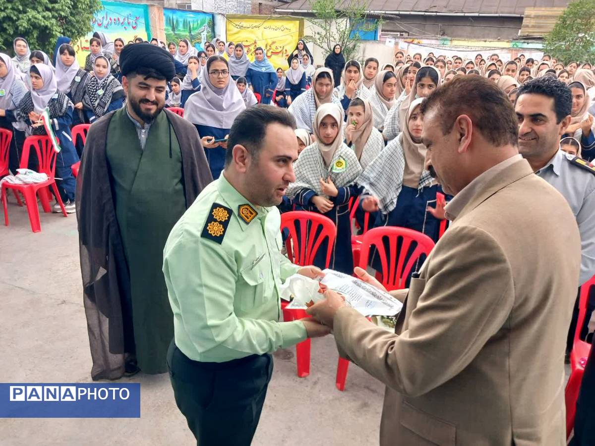 حضور نیروهای انتظامی در دبیرستان نجم قائمشهر