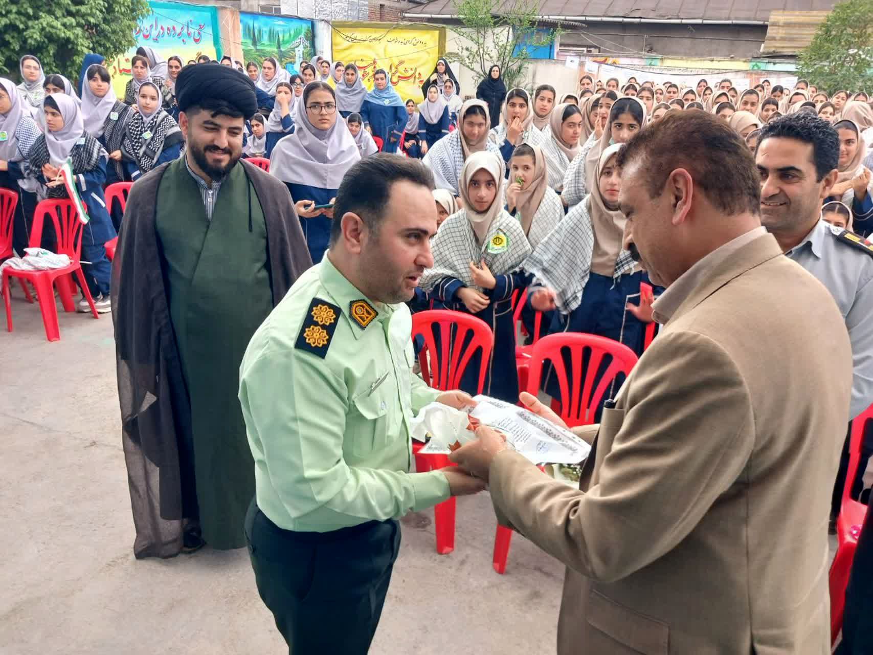 حضور نیروهای انتظامی در دبیرستان نجم قائمشهر