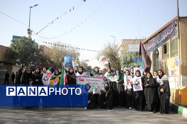 جلوه‌هایی از حضور حماسی دانش‌آموزان قم در راهپیمایی یوم الله ۱۳ آبان