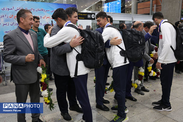 بازگشت طلایی‌پوشان بلندقامت دانش‌آموز ایران با کاپ قهرمانی