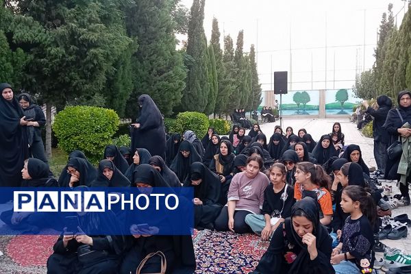 مراسم عزاداری حسینی با حضور خادمین و پرچم کربلا در بوستان فدک اصیل آباد 