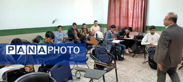 کلاس های تقویتی در دبیرستان نمونه آیت‌الله خامنه ای