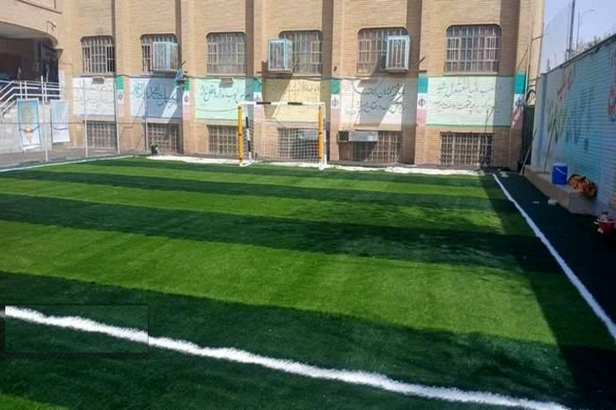 افتتاح زمین چمن مصنوعی دبیرستان شهید حاجی‌زاده در قم