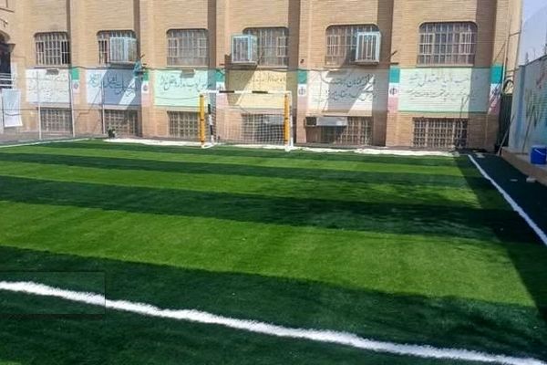 افتتاح زمین چمن مصنوعی دبیرستان شهید حاجی‌زاده در قم