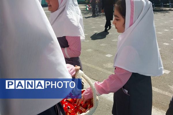 برگزاری جشن عاطفه ها در دبستان شهید عباسی ناحیه یک شهرری