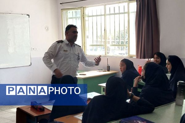 آموزش اصول اولیه آتش‌نشانی در مدرسه زکیه صباشهر