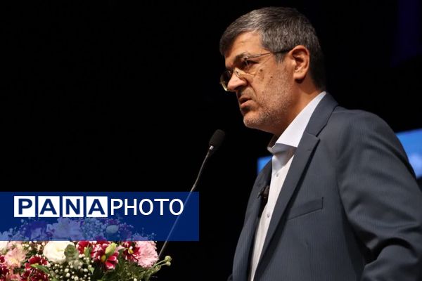 سند هویتی استاد ایرج افشار در یزد رونمایی شد