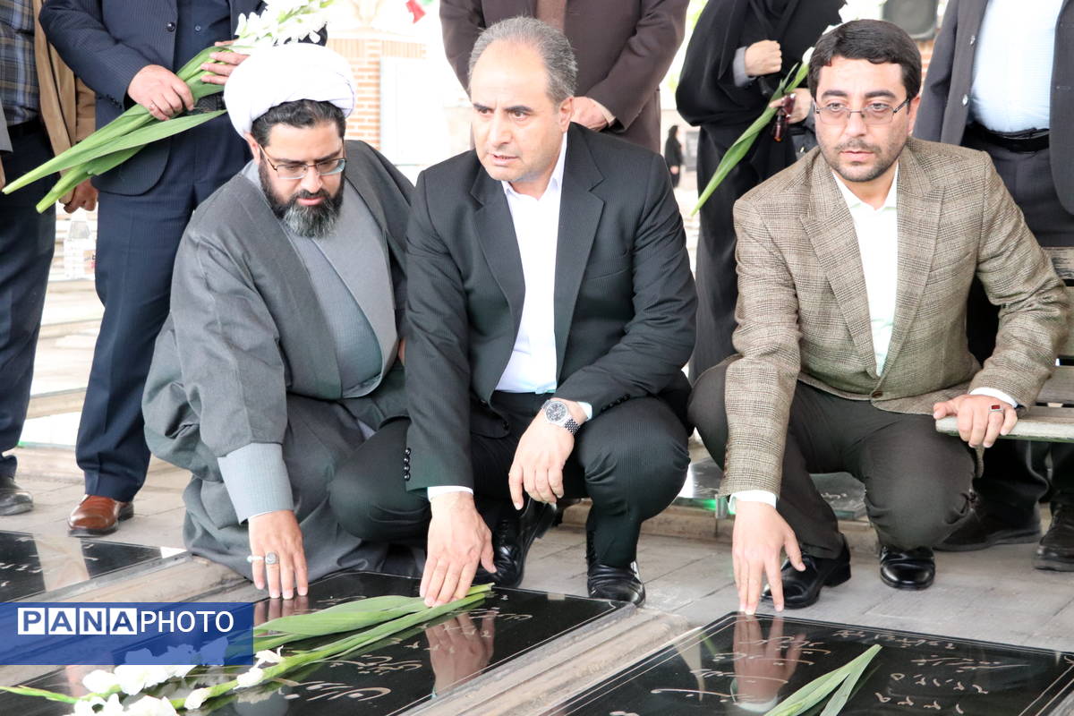 گرامیداشت مقام معلم با غبارروبی و عطرافشانی مزار شهدای فرهنگی