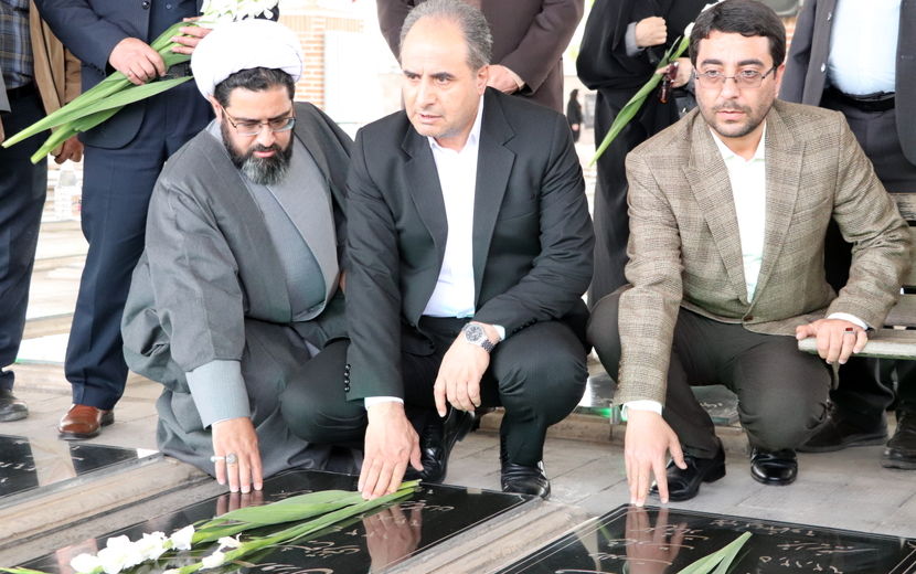 گرامیداشت مقام معلم با غبارروبی و عطرافشانی مزار شهدای فرهنگی