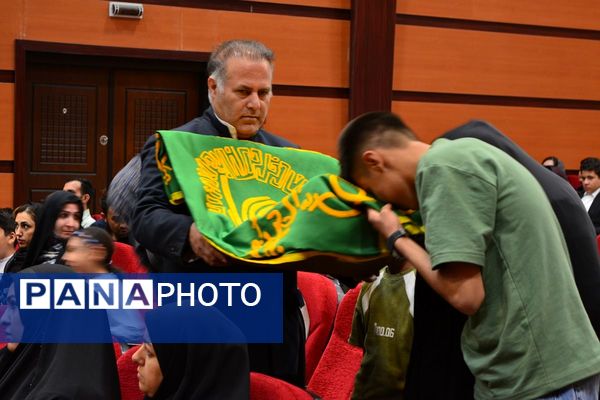 تجلیل از پسران ممتاز دبیرستان امام رضا در بهارستان‌دو
