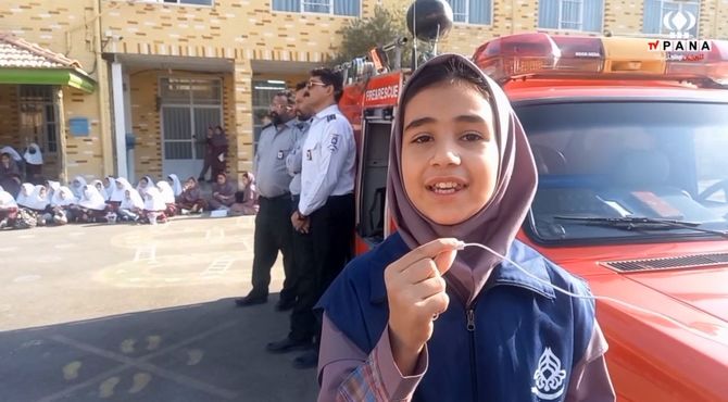 گزارش ویدیویی از حضور افتخاری آتش‌ نشانان قهرمان در دبستان دخترانه معلم