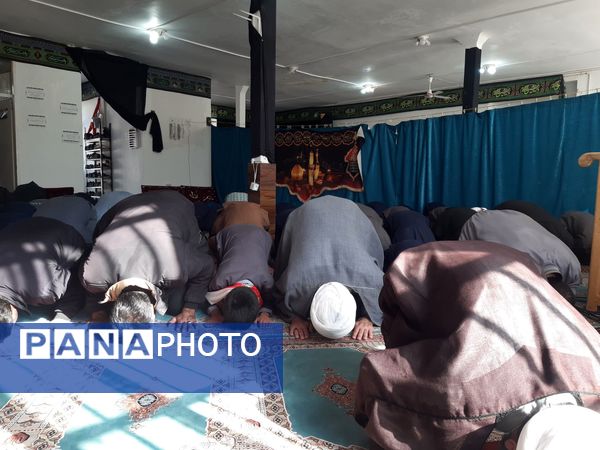 نماز پدر پسری در مدرسه دکتر توسلی