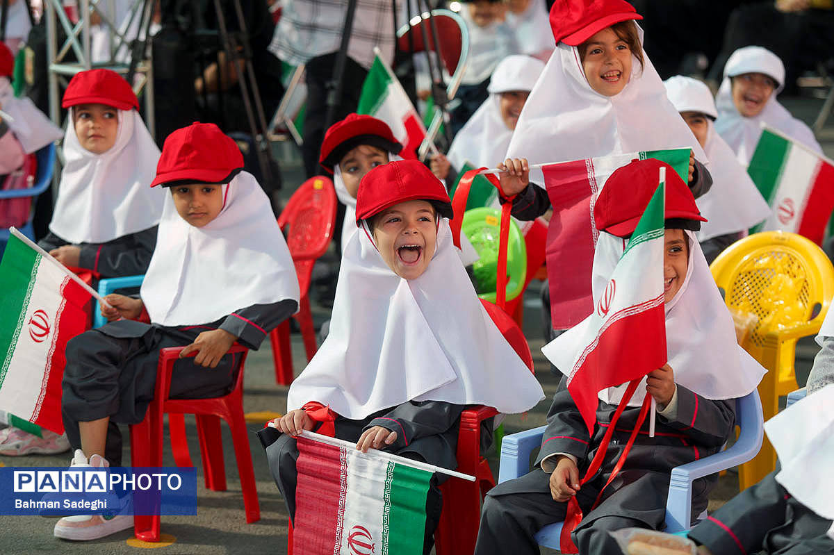 زنگ غنچه‌ها نواخته شد