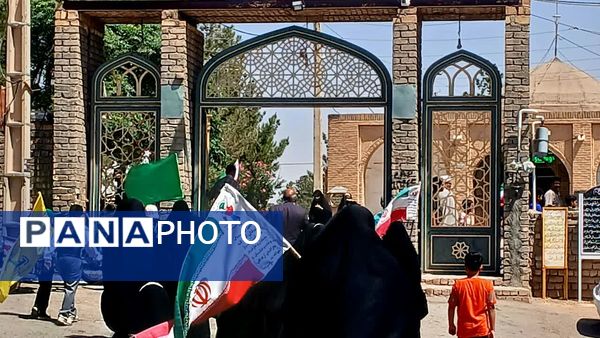 پیاده‌روی خانوادگی روستاییان «صرم» قم به‌مناسبت هفته دولت