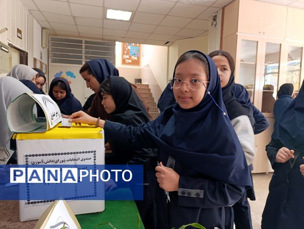 رقابت پرشور دانش آموزان در انتخابات شورای دبیرستان میرزا جعفر سروقد