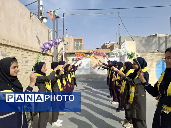 بازدید مدرسان کشوری سازمان دانش‌آموزی از دبیرستان تمام تشکیلاتی عفت