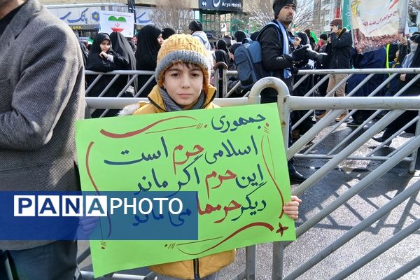 حضور پرشور مردم مشهدی در راهپیمایی ۲۲ بهمن 