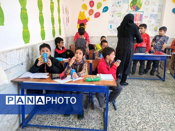 توزیع شیر گامی برای سلامت و نشاط دانش‌آموزان در دبستان شهید پسندیده فدافن 