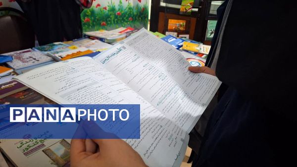 برپایی نمایشگاه کتب کمک‌درسی در دبیرستان دخترانه فاطمیه ناحیه یک کرج