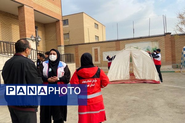 پشت‌صحنه آماده‌سازی مانور زلزله در مدرسه استاد مطهری رباط‌کریم