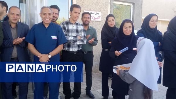 قدردانی پیشتازان دبستان شهید نجفی فدافن از پرستاران بیمارستان حضرت ابوالفضل