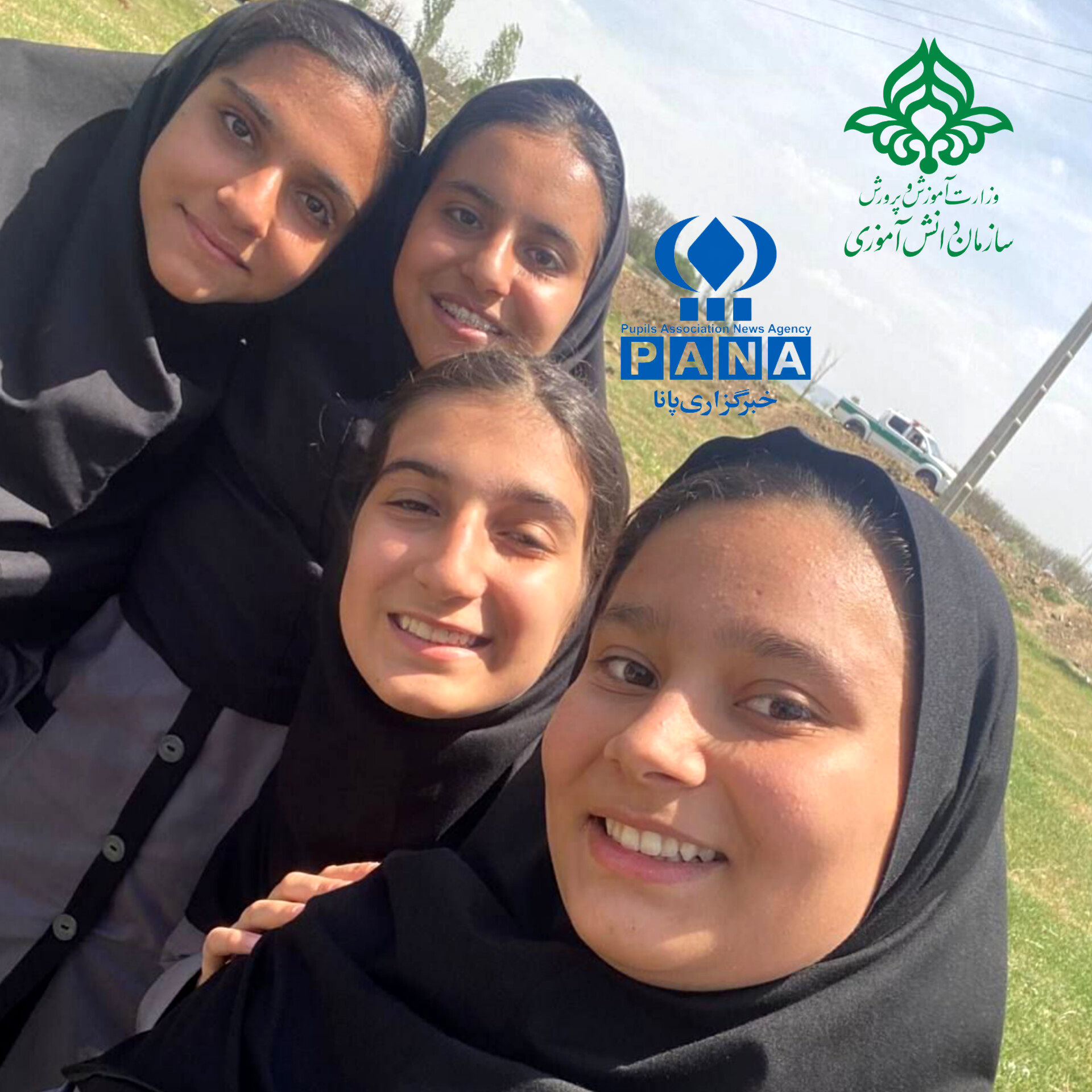 عکس یادگاری دانش‌آموزان کلاس ۸٫۱ دبیرستان نمونه خدیجه‌الکبری(س) قروه