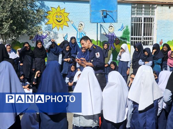 بزرگداشت روز آتش‌نشان در مدرسه شهید خاقانی شهرستان شیروان