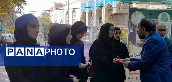 اجرای گروه سرود و تئاتر خیابانی به مناسبت هفته دفاع مقدس در مصلای کرج