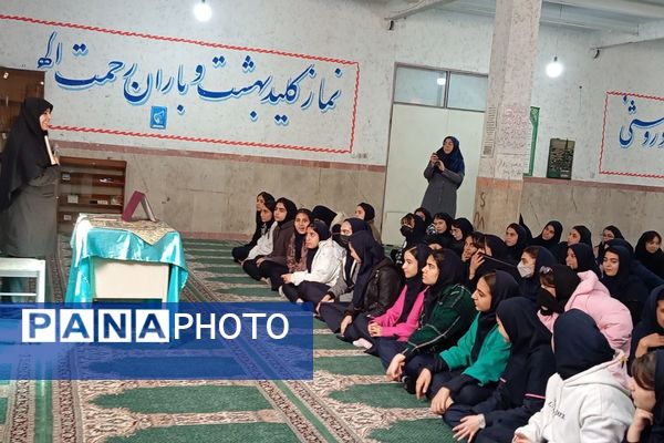 نشست کتابخوان مدرسه‌ای در دبیرستان دخترانه جوادالائمه بهارستان‌دو
