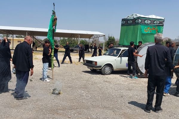 مراسم عزاداری و زنجیر‌زنی روز عاشورا در بوانات