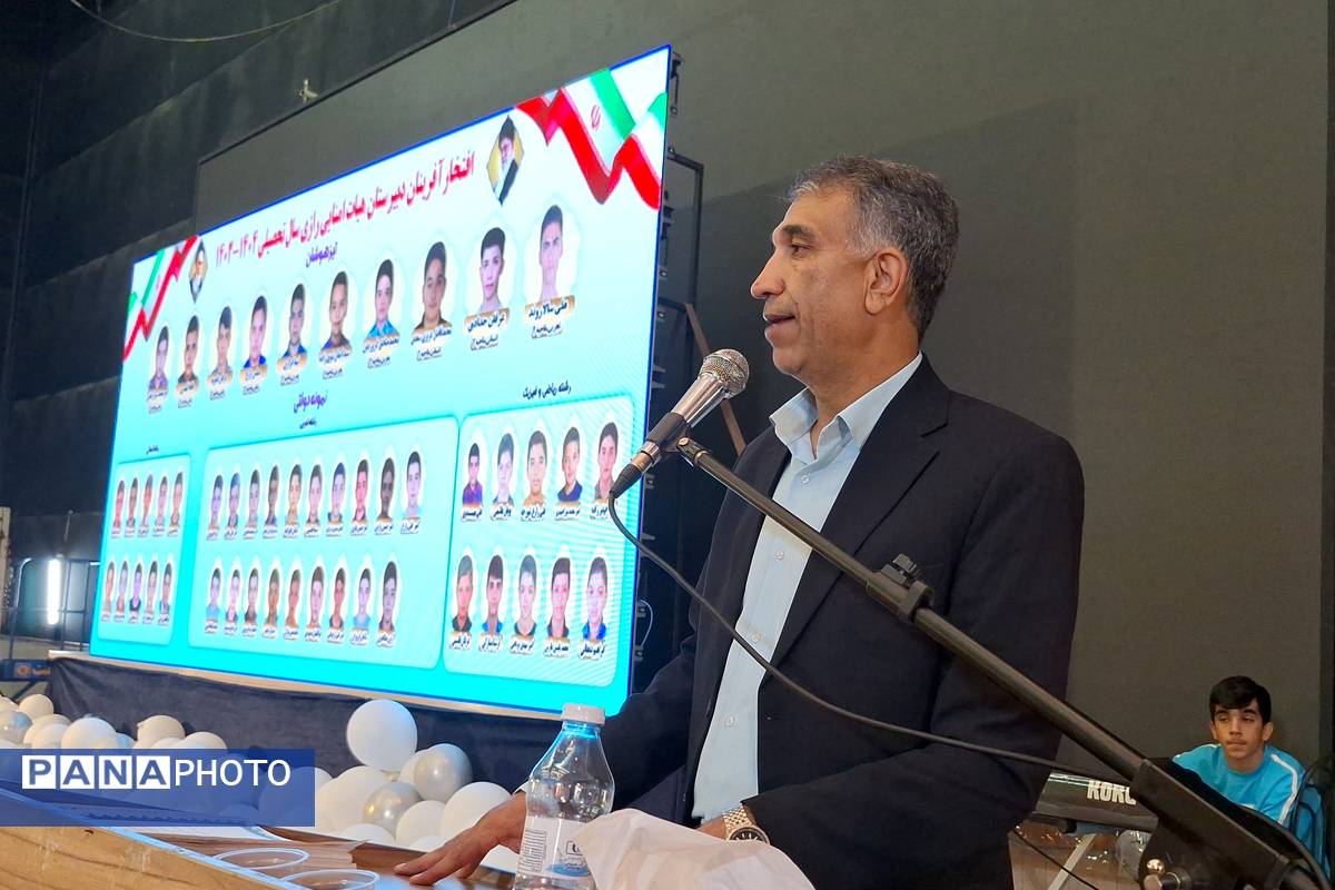 مراسم تجلیل از دانش‌آموزان برتر دبیرستان هیأت امنایی رازی ناحیه ۴شیراز