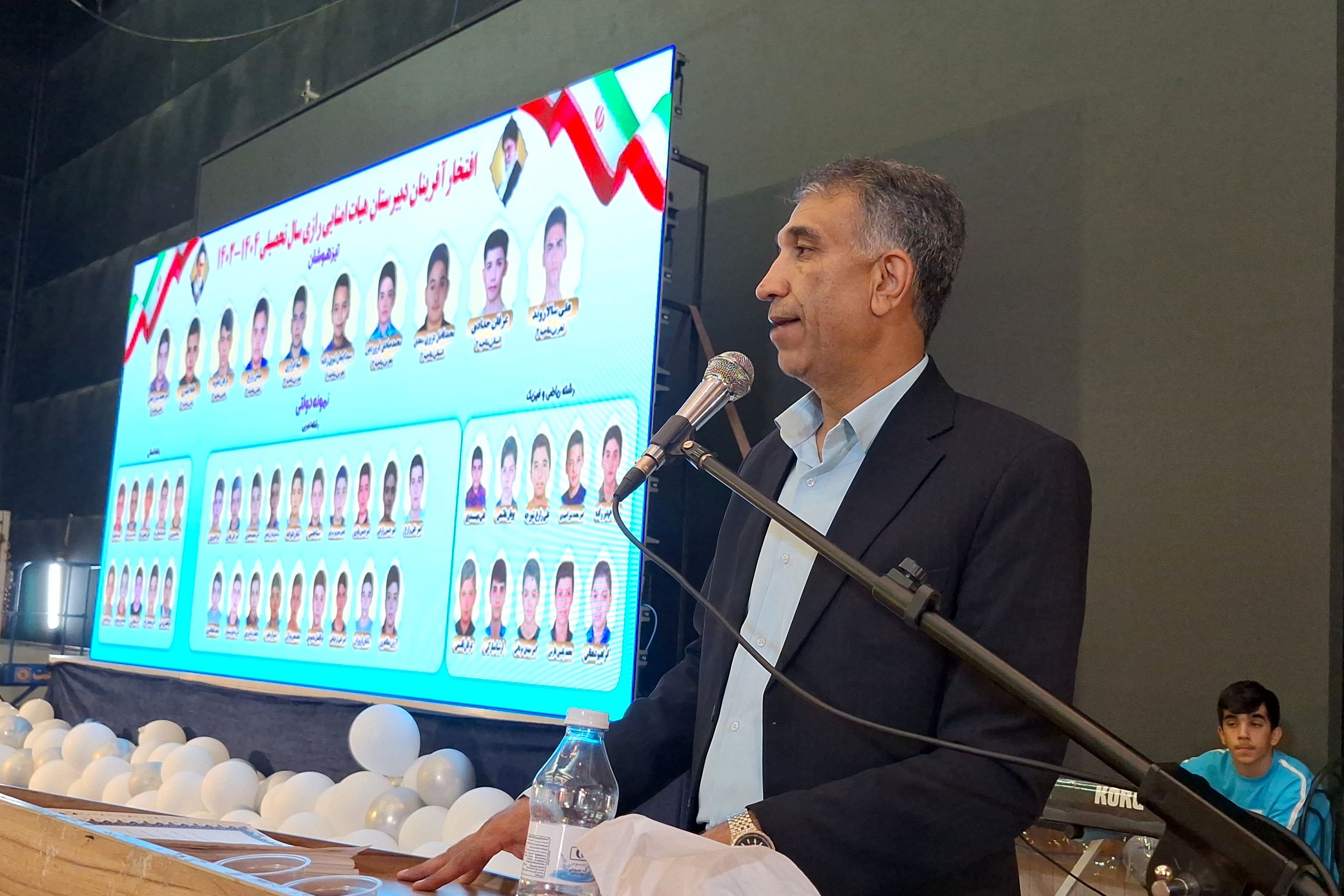 مراسم تجلیل از دانش‌آموزان برتر دبیرستان هیأت امنایی رازی ناحیه ۴شیراز
