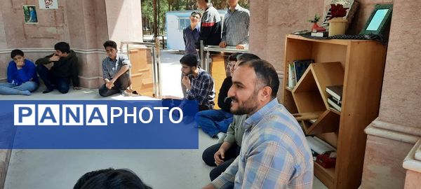 ادای احترام و غبارروبی گلزار شهدای گمنام توسط دانش‌آموزان