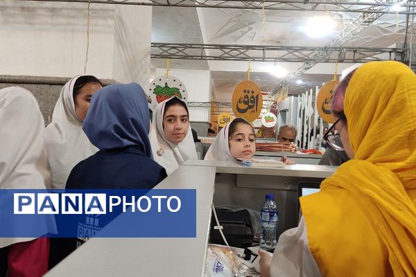 بازید دانش‌آموزان دبستان سعادت از نمایشگاه کتاب