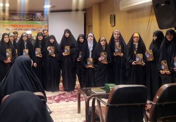 جشن تجلیل از ستارگان علمی و قرآنی در دبیرستان صدرا یک ناحیه ۵ اصفهان