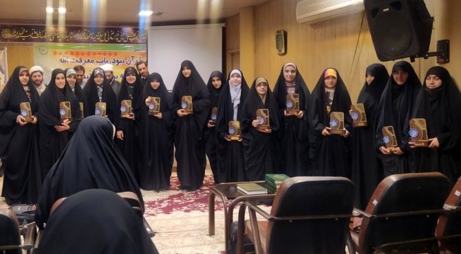 جشن تجلیل از ستارگان علمی و قرآنی در دبیرستان صدرا یک ناحیه ۵ اصفهان