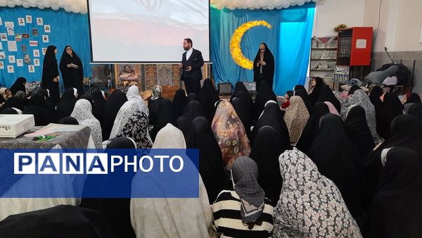 پرسش وپاسخ کارشناس قرآن، عترت و نماز در جمع معتکفین مسجد فاطمیه گنبد سبز نیشابور