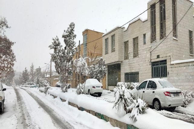 یلدای برفی در اراک؛ مردم با شادی به استقبال جشن یلدا می‌روند