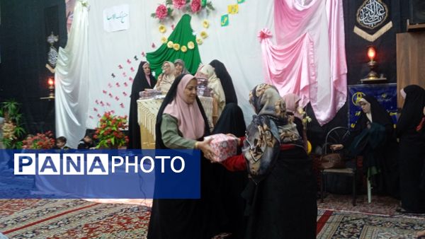 تجلیل از مادران شهید روستا در آیین روز مادر حسینیه علی اکبری فدافن 