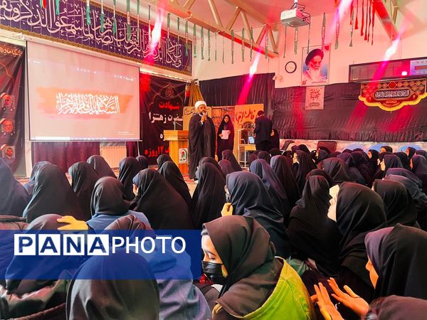 استقبال دانش‌آموزان‌ دبیرستان شاهد ریحانه‌النبی گناباد از پیکر مطهر شهید گمنام