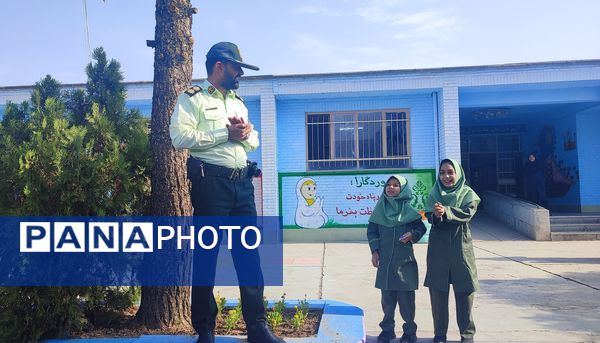 حضور سرهنگ اسماعیل اکبری رئیس کلانتری ۱۳ نیشابور در جمع دانش‌آموزان دبستان میلاد نیشابور 