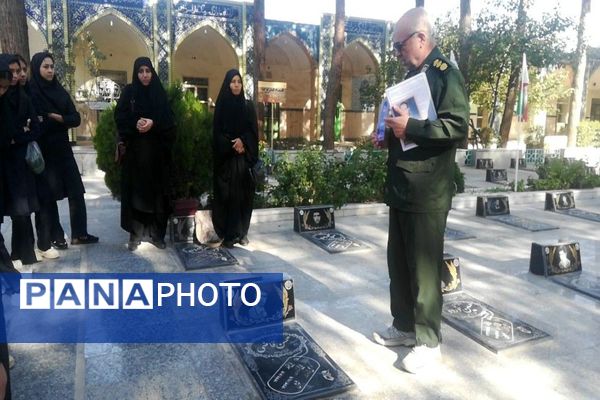 حضورپیشتازان دبیرستان شهید مجید دهنوی درگلزار شهدای بهشت فضل نیشابور