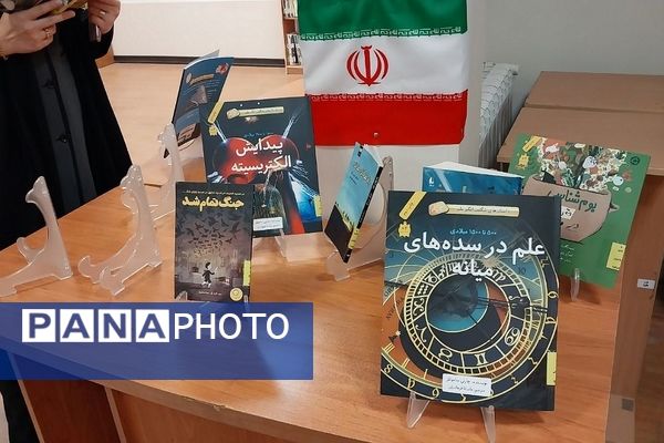 بازدید دانش‌آموزان از کتابخانه فرهنگسرای قلم در بهارستان‌دو