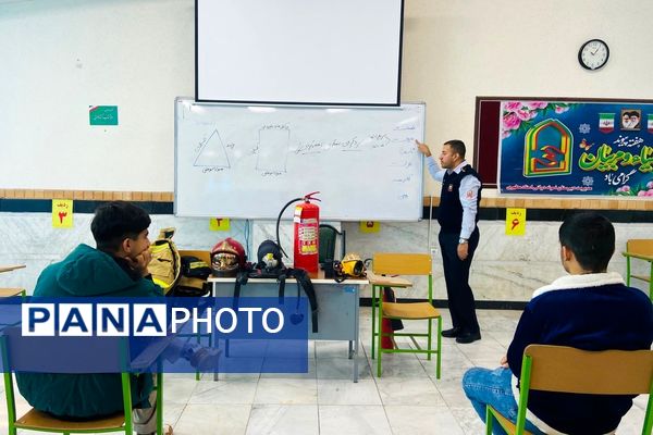  آماده‌سازی مانور زلزله با آموزش آتش‌نشان‌ها در مدرسه نمونه‌دولتی شهید مطهری رباط‌کریم