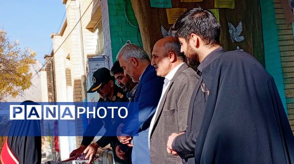 دبیرستان دخترانه فدک میزبان آیین زنگ نمادین «استکبار‌ستیزی» در شهر بن 