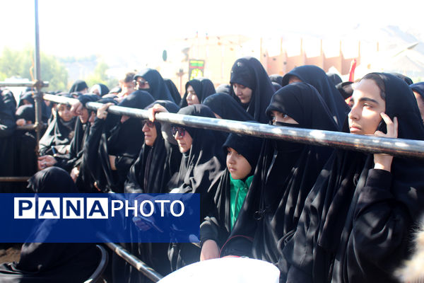 جلوه‌هایی از حضور نوجوانان در مراسم تشییع و خاکسپاری شهدای گمنام