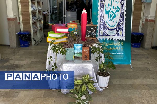 دانش‌آموزان دبیرستان نگین‌دانش ورامین میهمان کتابخانه رازی شدند