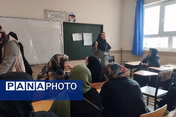 جلسه انجمن و اولیا در دبیرستان فاطمه آهنچی مشهد