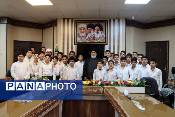 دیدار دانش‌آموزان مدرسه قرآنی رضوی با امام جمعه بافق