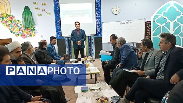 نشست توانمندسازی مدیران؛ گامی به‌سوی هدایت تحصیلی مؤثر در مدارس متوسطه دوره اول ناحیه ۷